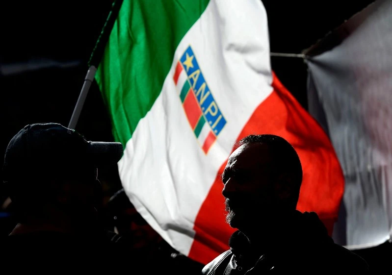 Dl sicurezza, i partigiani dell'Anpi contro Matteo Salvini: "Resistenza civile". Lui li sfotte: "Che paura"