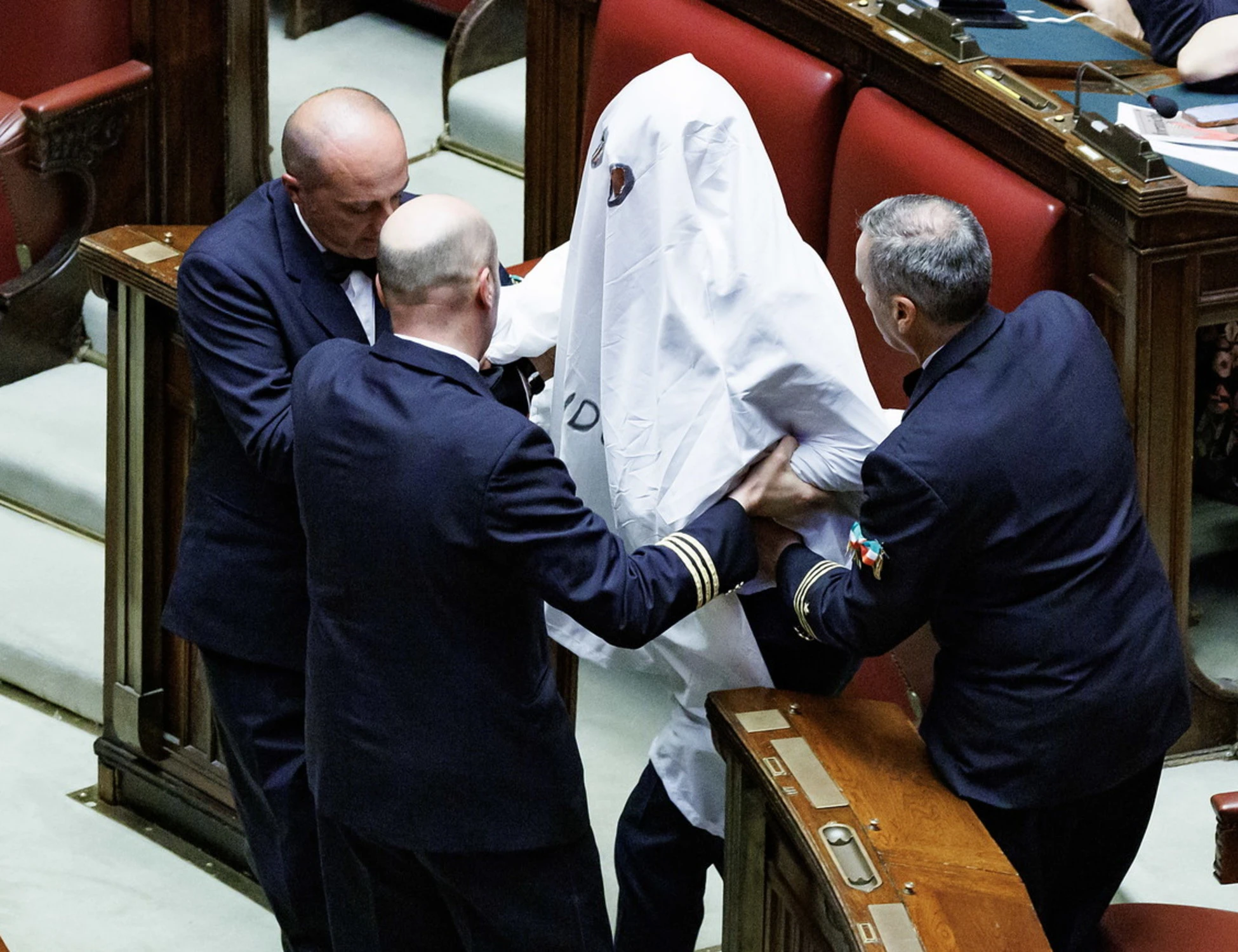 Riccardo Magi "fantasma", sceneggiata in aula: espulso