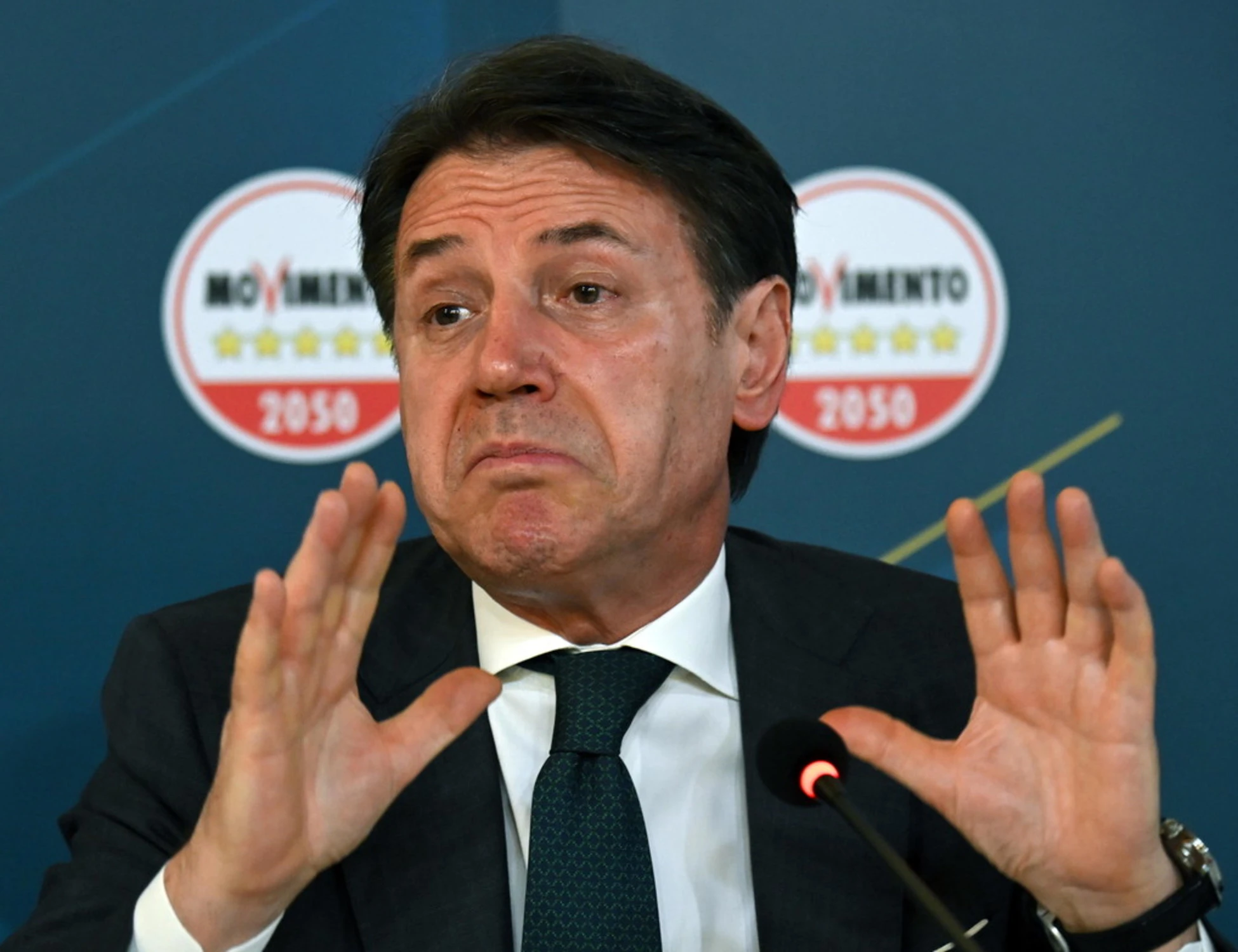 Giorgia Meloni, Giuseppe Conte perde la testa: "Il record? Un patto coi poteri forti"