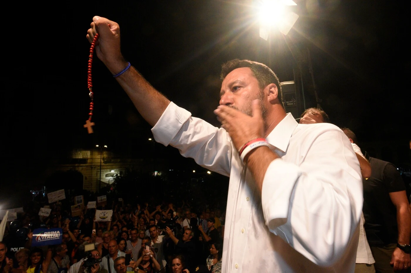 Papa Francesco, Salvini e il rosario: "Insultano i politici? Qualcuno se lo merita". Legittimo sospetto