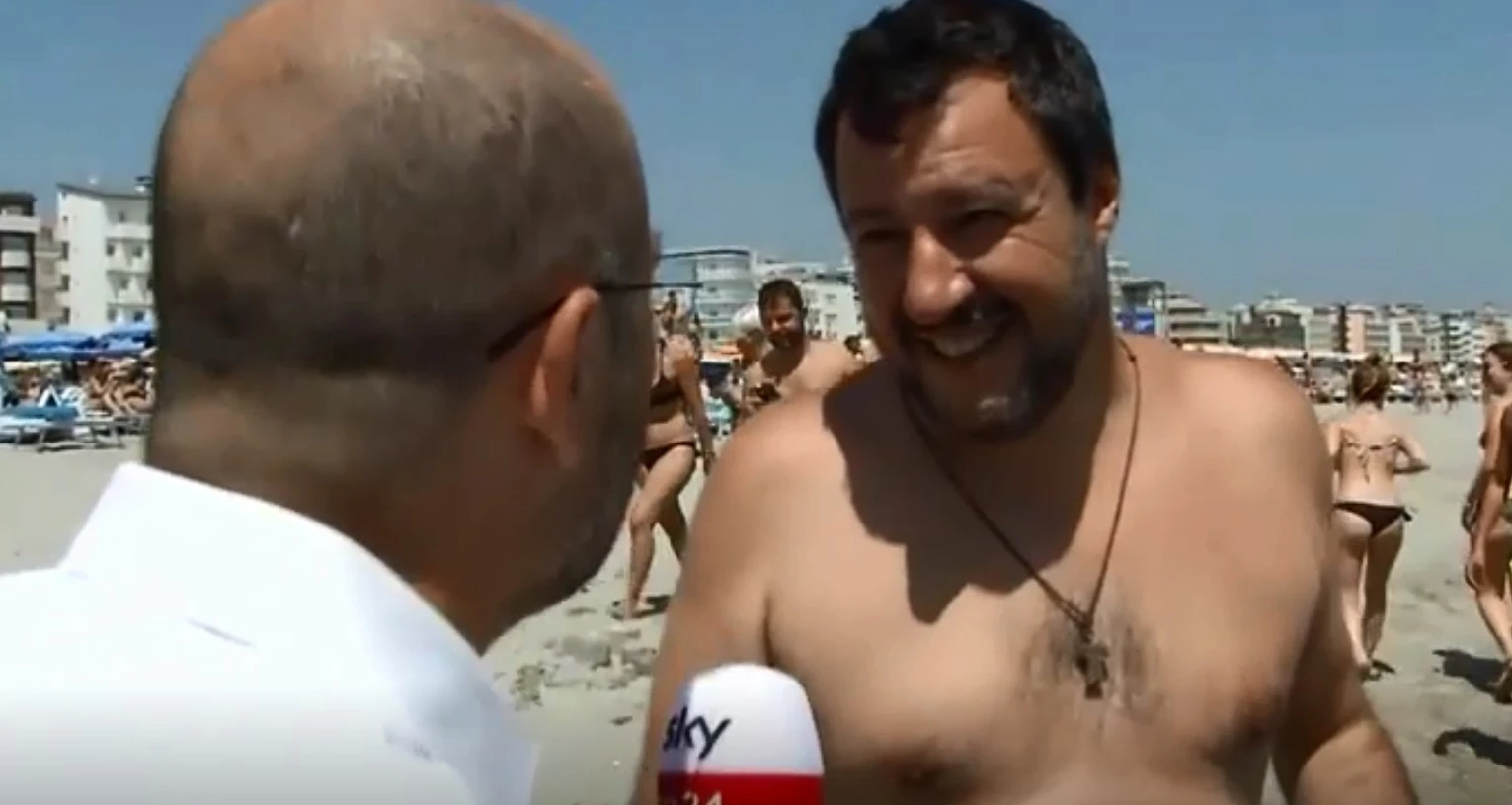 Matteo Salvini, schiaffi balneari ad Alessandro Di Battista: usa la pancetta per ridicolizzarlo