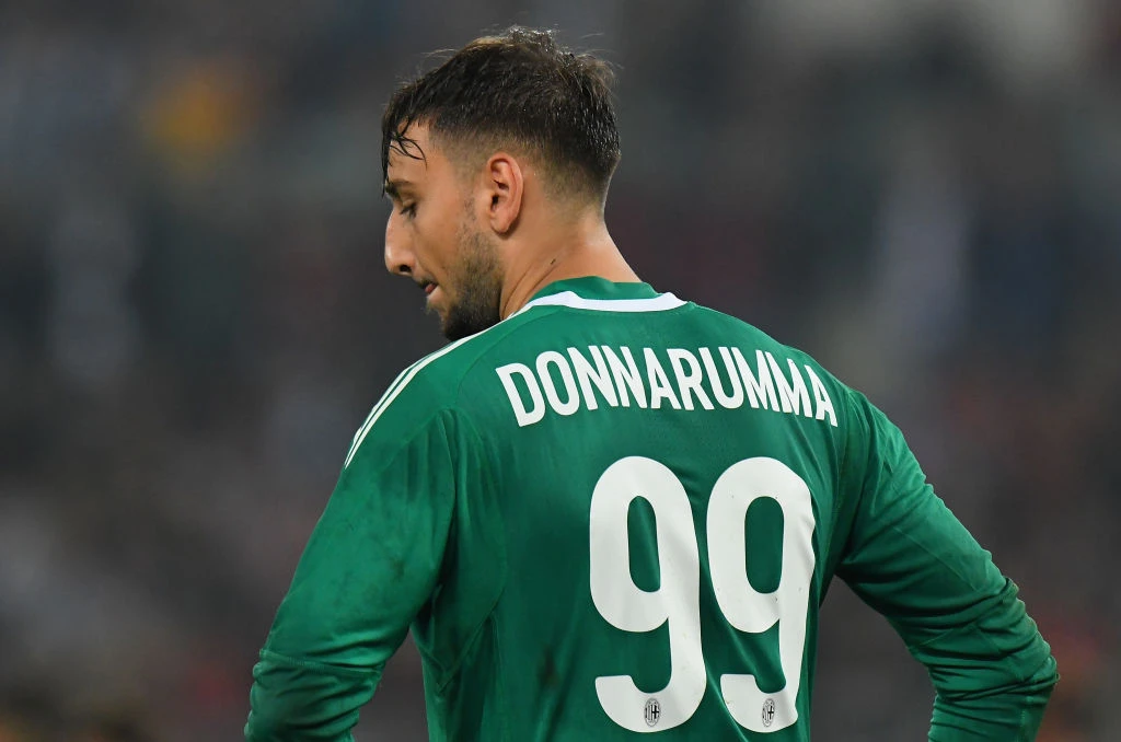 Milan, la settimana nera di Gigio Donnarumma. Papera con l'Atalanta, va sotto la curva: come lo umiliano i suoi tifosi