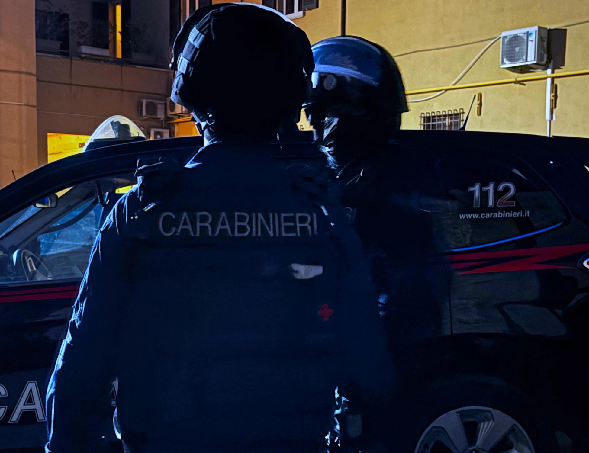 Bologna, aggredisce passanti e carabinieri con le forbici: chi è stato arrestato