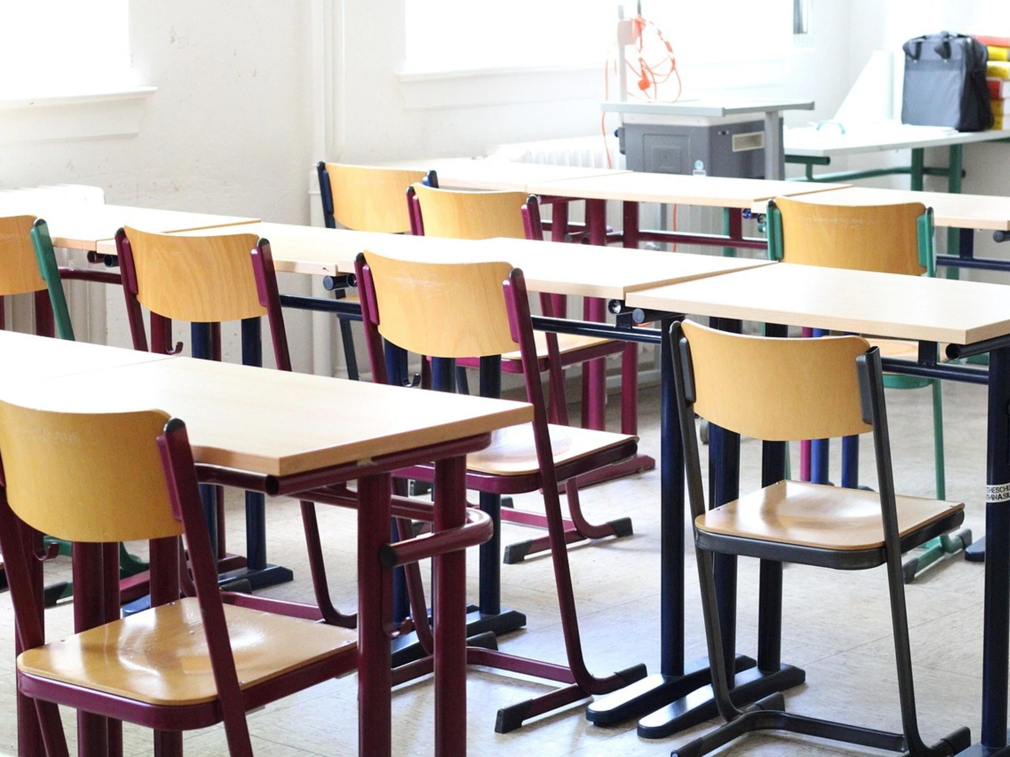 Pontedera, professore arrestato a scuola: "Violenza sessuale su una studentessa"