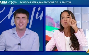 L'Aria che tira, il dem contro la Ronzulli: "Maleducata", "Ignorante, deve studiare"