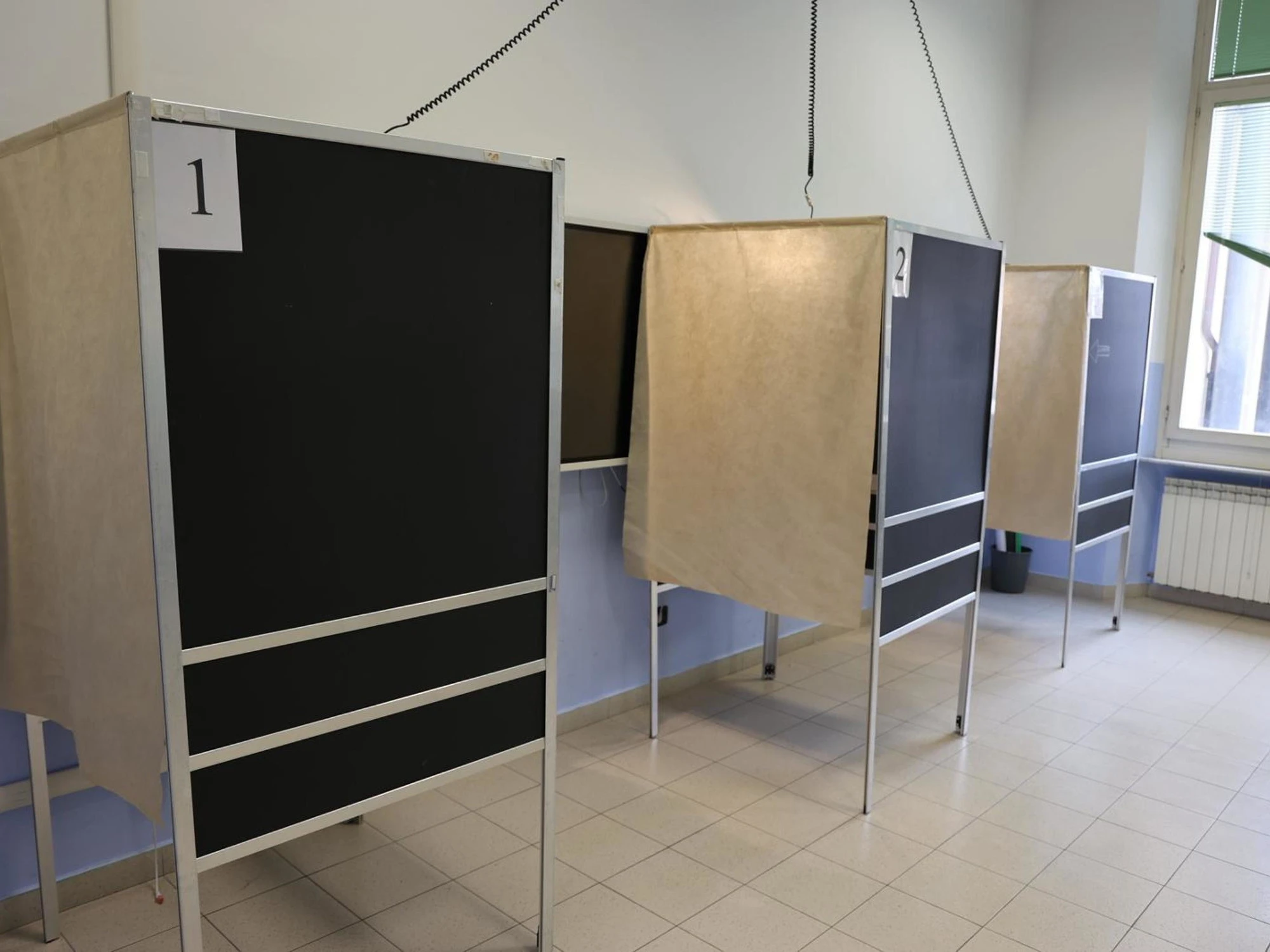 Referendum, il "clic" imbarazzante dentro alla cabina: esplode il caso a Ferrara