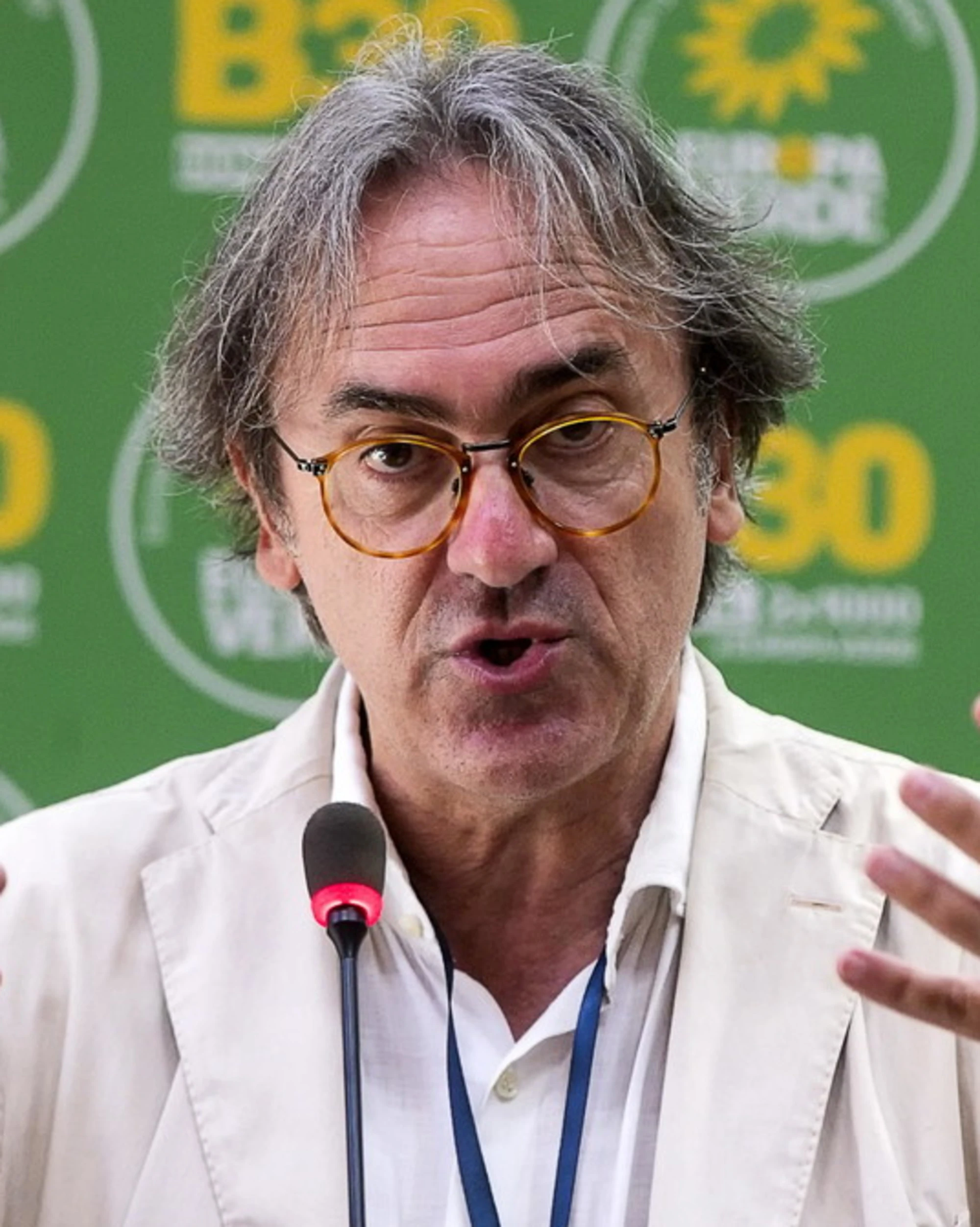 Angelo Bonelli insulta una donna che lo critica: "Ma che cog*** sei?"
