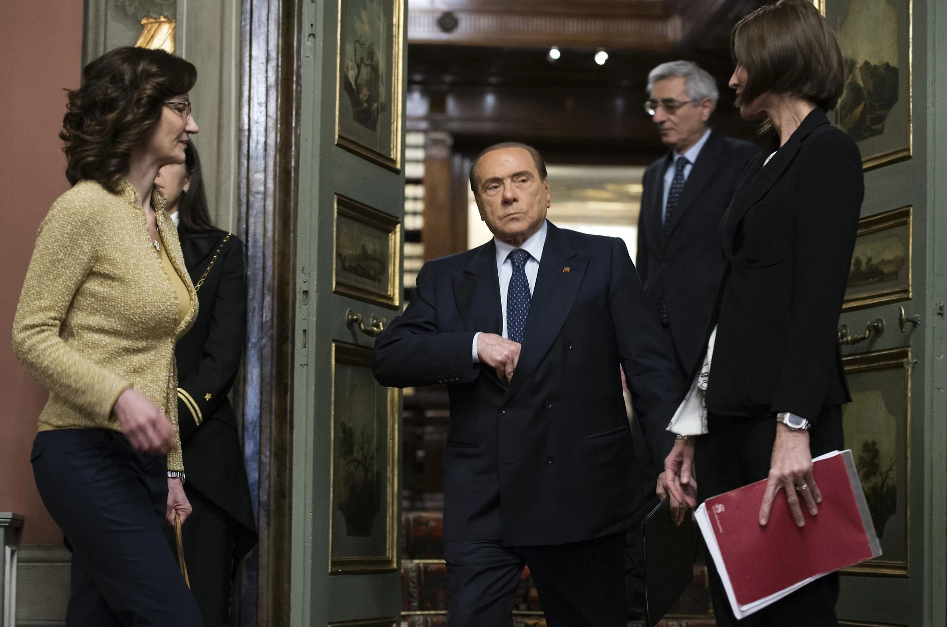 Silvio Berlusconi, scissione o sparizione. "Non capite che se alle Europee...". Forza Italia, numeri brutali