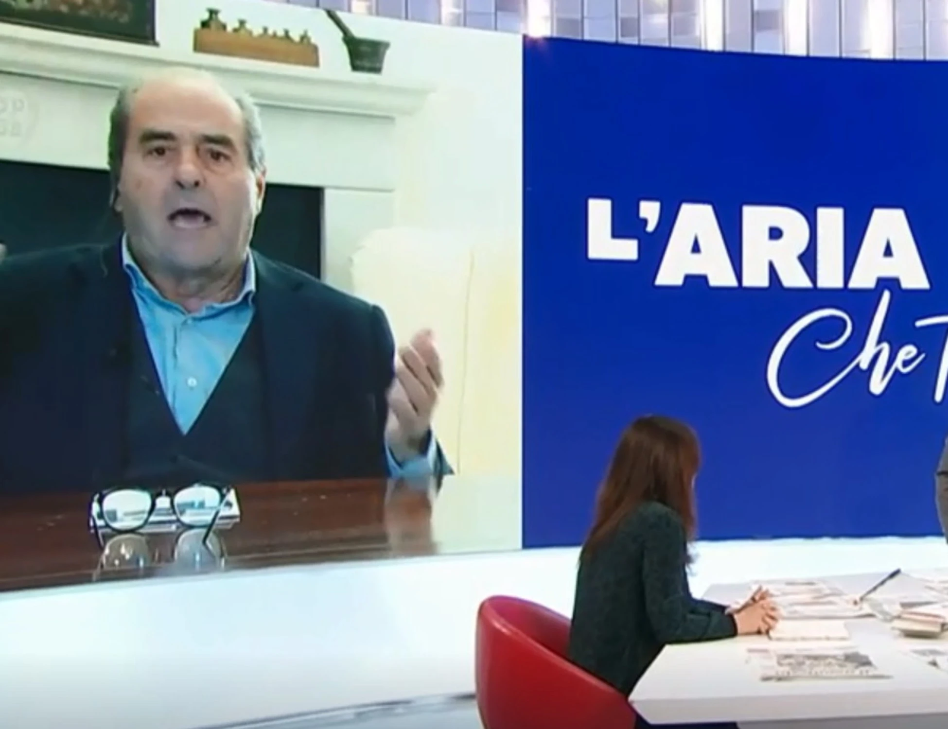 L'Aria che tira, Di Pietro difende la famiglia nel bosco: "Meglio fare la pipì in casa?"