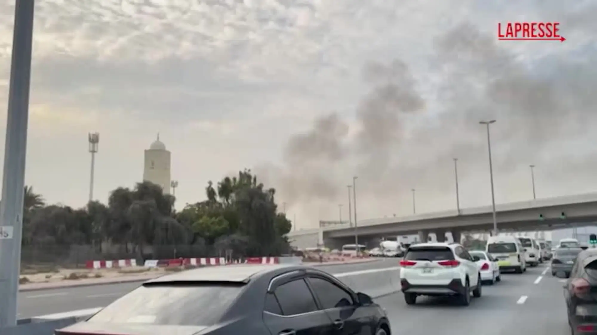 Dubai, fumo dopo un incendio in un’area industriale