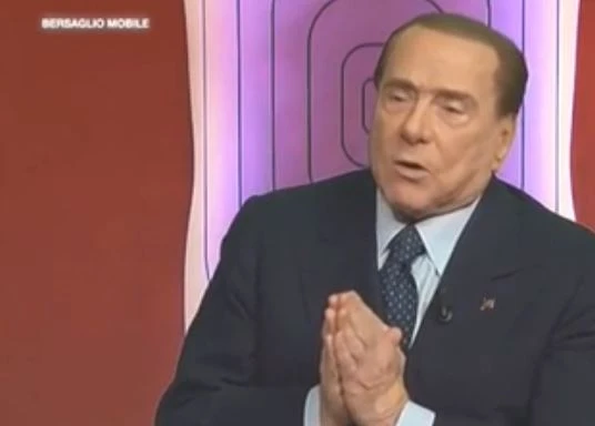 Silvio Berlusconi, scontro in diretta tv con Enrico Mentana: "Ma lei lo sa con chi sta parlando?"