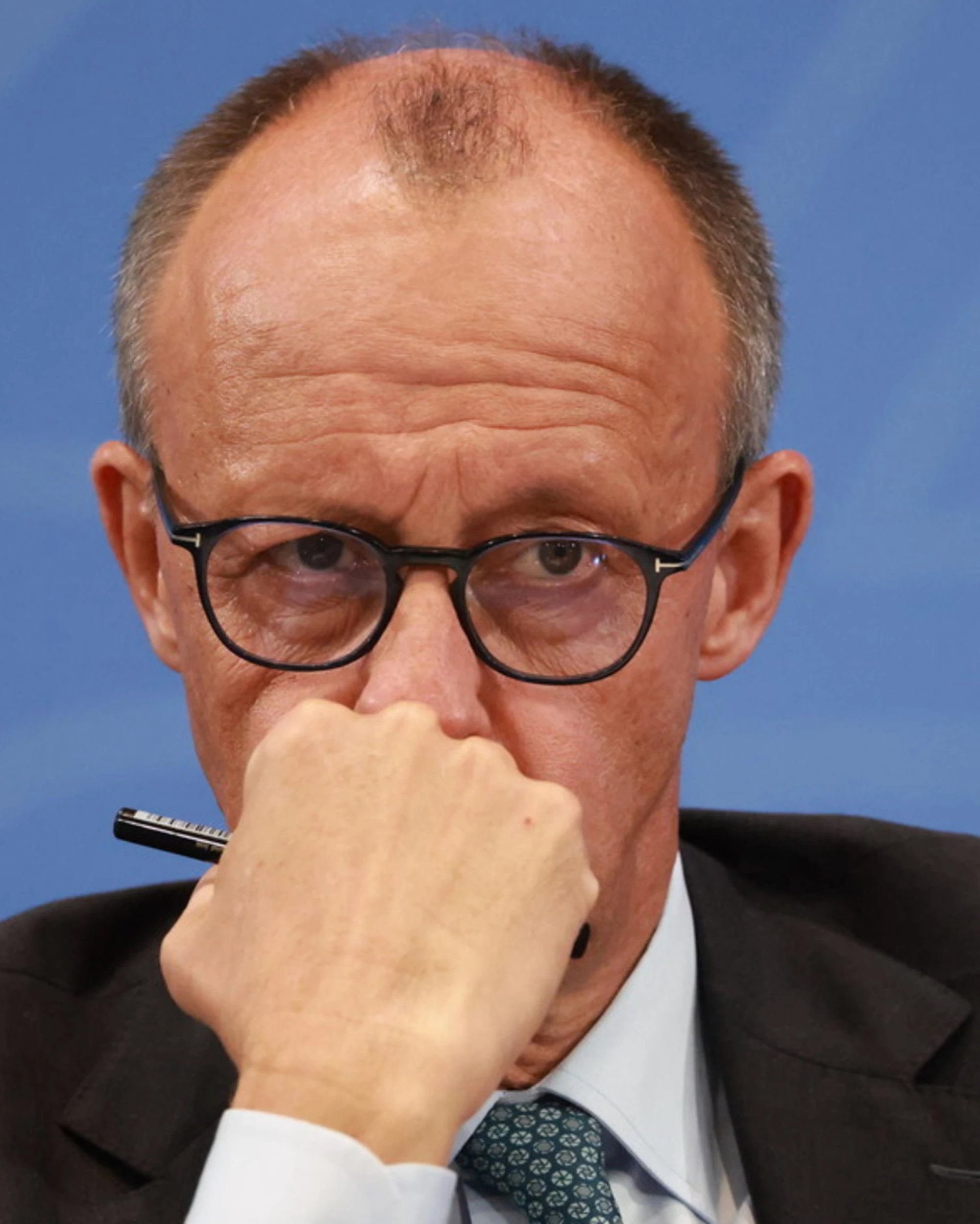 Alexander Merz, "online il numero del Cancelliere": un caso in Italia