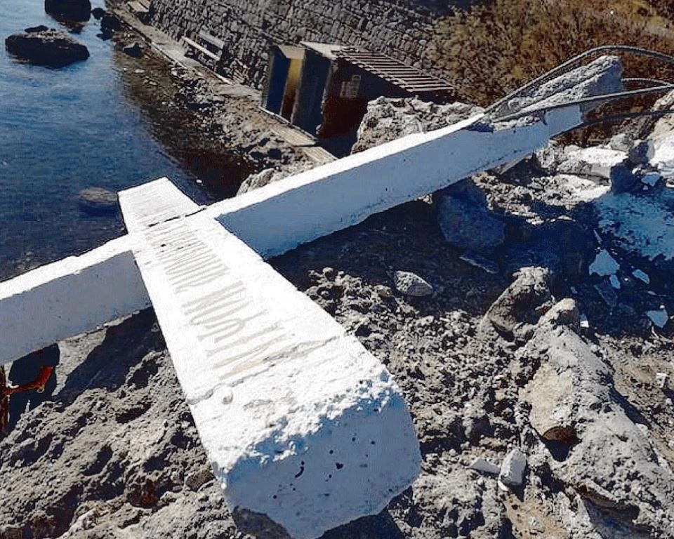 Ong, la vergogna per compiacere i migranti islamici: hanno distrutto la croce cristiana