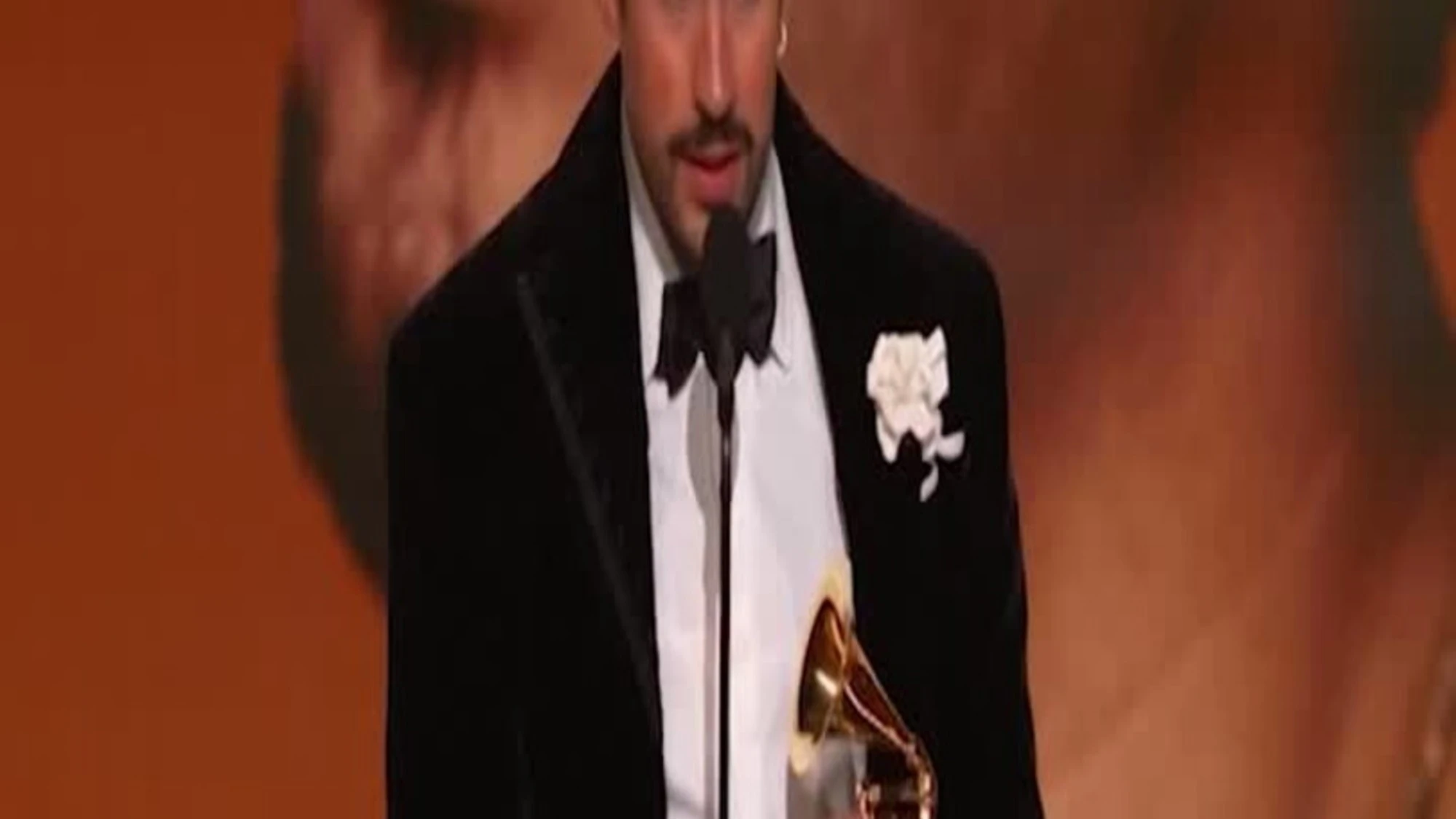 Grammy, Bad Bunny vince e si scaglia contro l'Ice: "Non siamo animali"