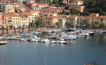Le urla, la rissa e il coltello: sulla barca all'isola d'Elba finisce in dramma