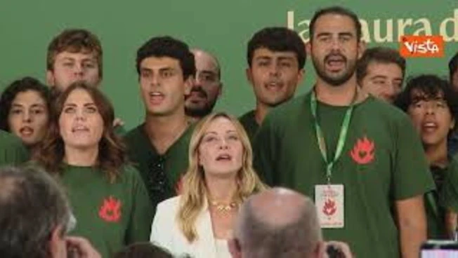 Meloni canta l'Inno di Mameli con i giovani di FdI sul palco di Fenix