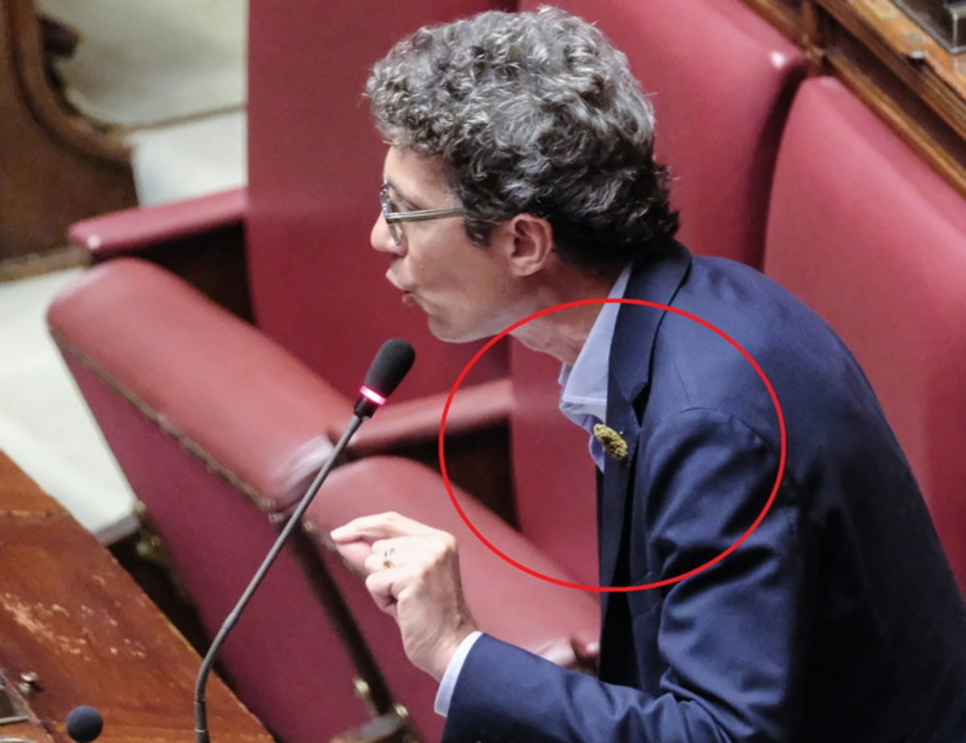 Riccardo Magi, l'ultima carnevalata: cosa spunta sulla giacca in aula