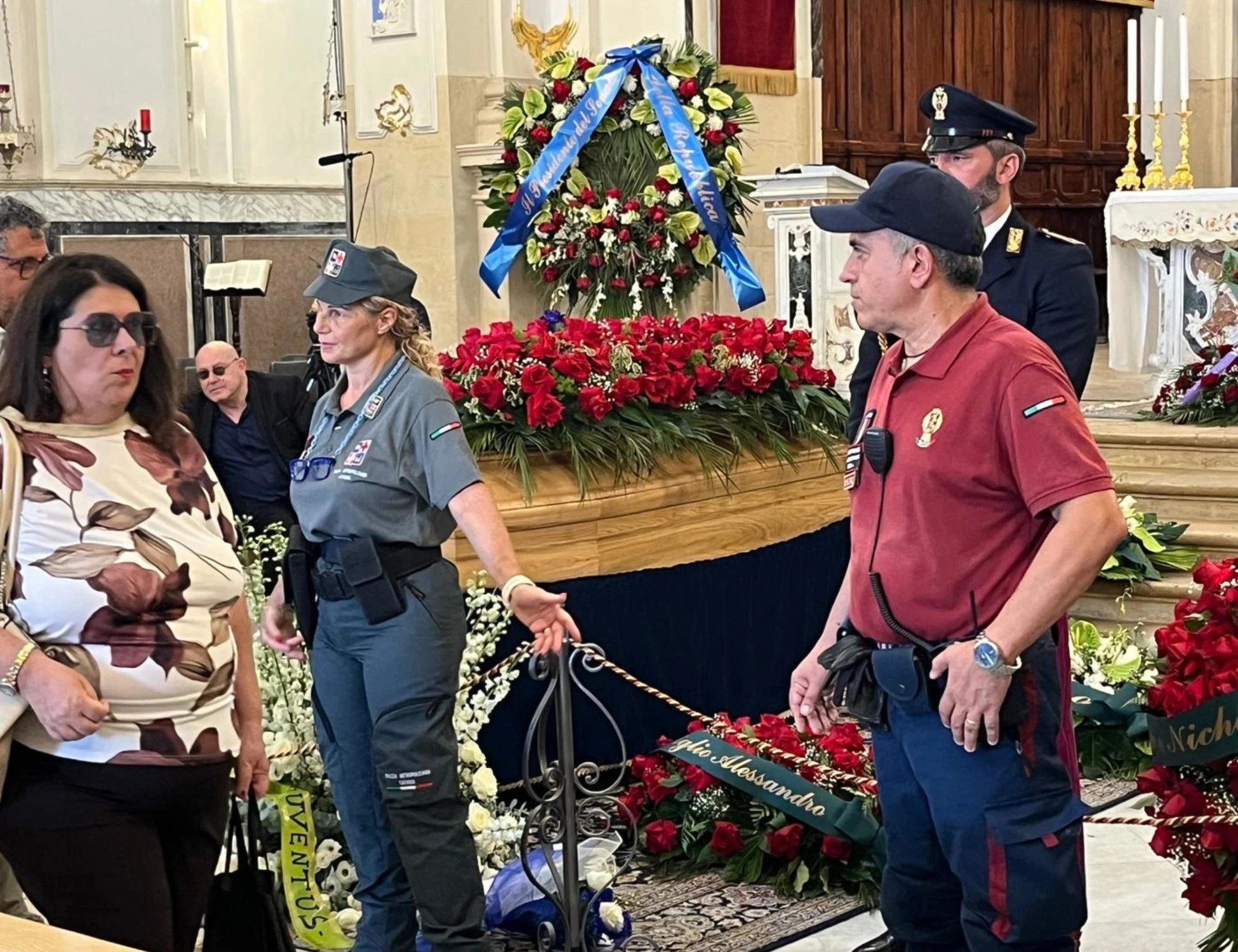 Pippo Baudo, i funerali a Militello: migliaia in piazza, vip e politici in chiesa