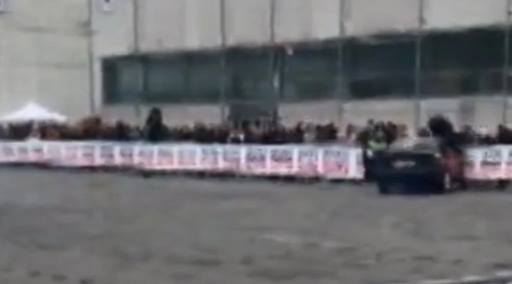 Motor Bike Expo, auto perde il controllo e finisce contro le transenne: dieci feriti