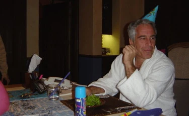 Jeffrey Epstein, spedizioni FedEx dopo la sua morte: complottisti scatenati