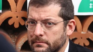 Andrea Romano contro Matteo Salvini: "Pieni poteri a Orban? Il leghista plaude alla cancellazione della democrazia parlamentare"