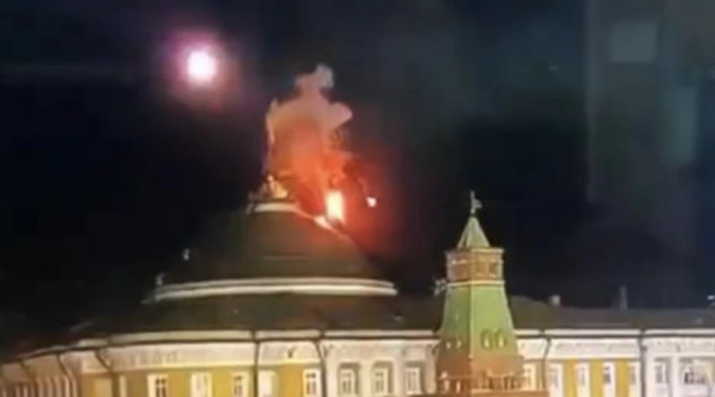 Fiamme al Cremlino, "attentato a Putin di due droni ucraini": il video dell'attacco 