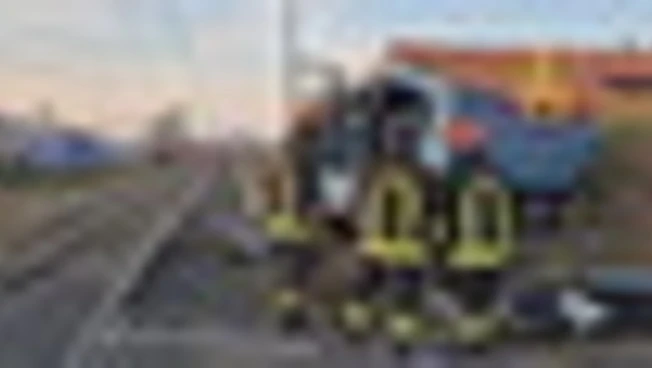 Incidente tra camion e treno a Chivasso: due feriti lievi