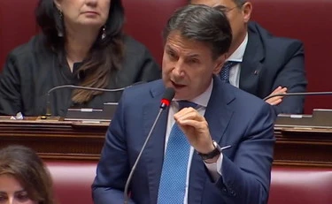 Giuseppe Conte deraglia contro Meloni: "Espressioni ridicole. Copre criminali e genocidi"