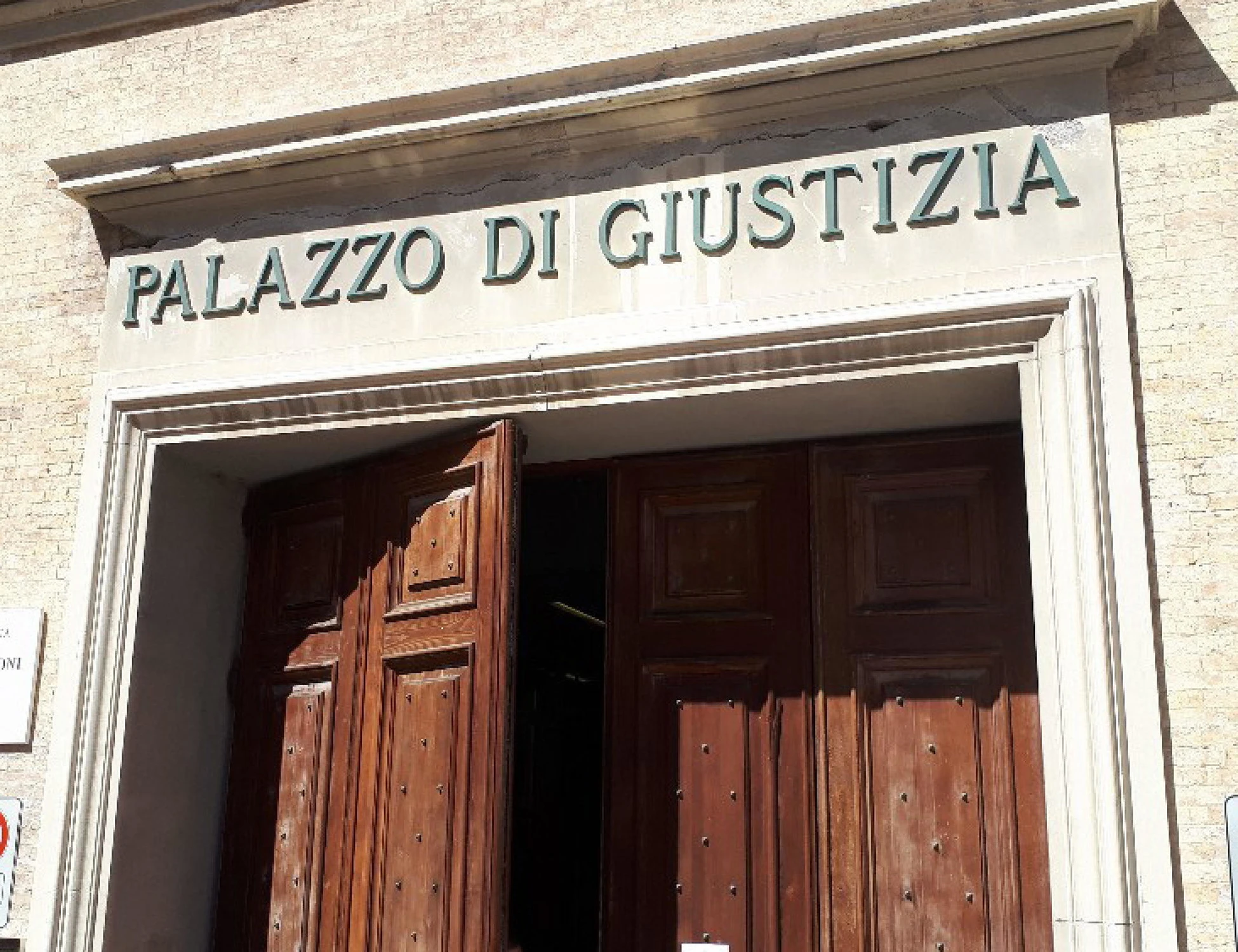 Ancona, giudici nel mirino: "Mafiosi e infami". Poi il letame davanti al tribunale