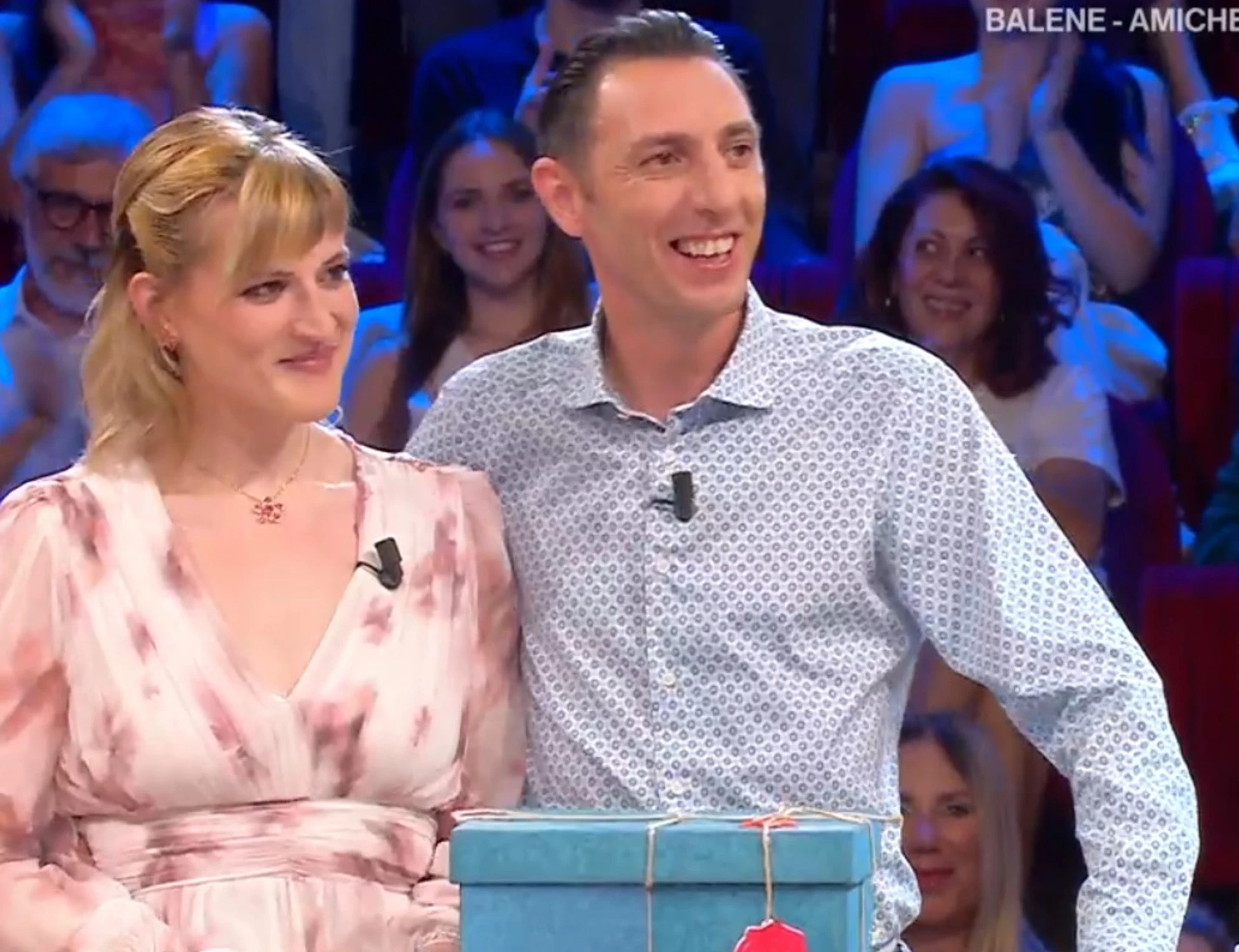 Affari Tuoi, l'ormone impazzito di Alessandro: "Come tocca la fidanzata"