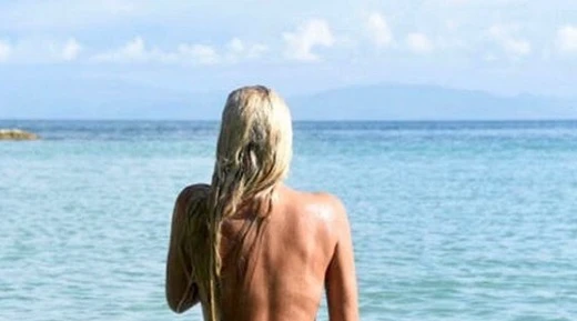 Francesca Cipriani cita Leopardi e mostra il lato B senza velo alcuno: la foto spudorata