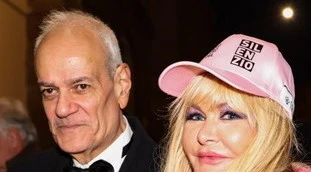 Prima della Scala, gelo e sconcerto: pelo e... si presenta vestita così