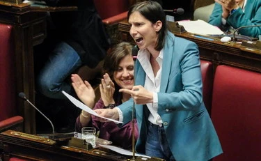 Urne vicine, i compagni alzano i decibel