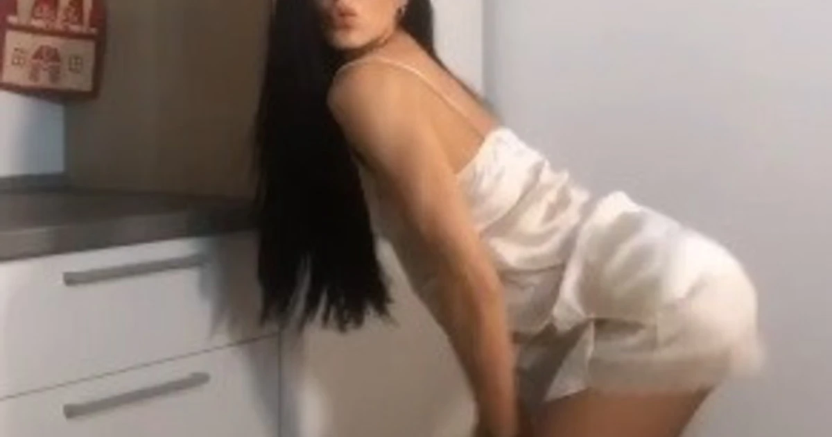 Striscia la Notizia, il video incendiario della velina Shaila Gatta: mossa proibita col lato B e una spaccata pazzesca