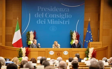 Giorgia Meloni, il video che smonta la delirante balla sugli applausi