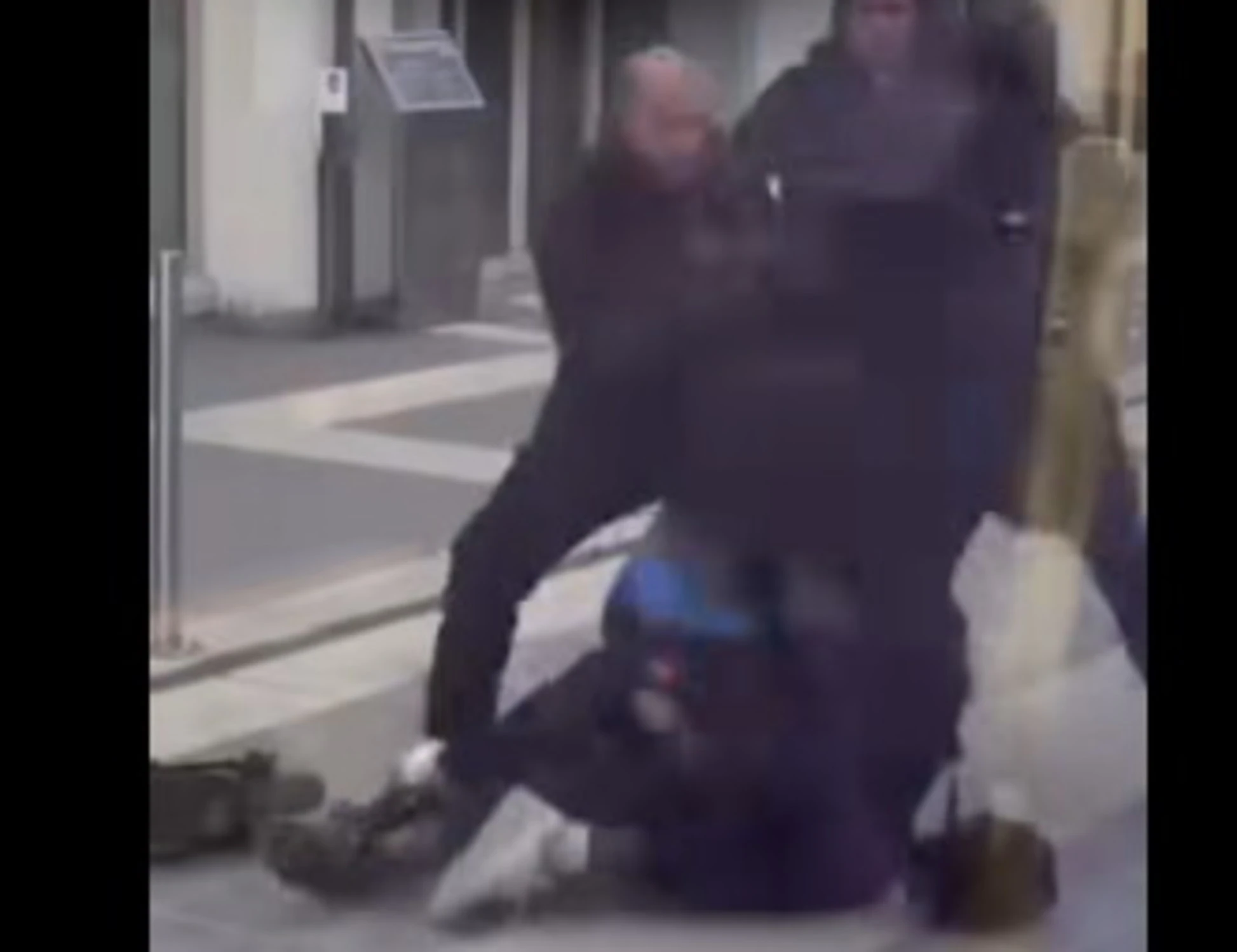 Bra, capotreno massacrato di botte dal passeggero senza biglietto: il video choc