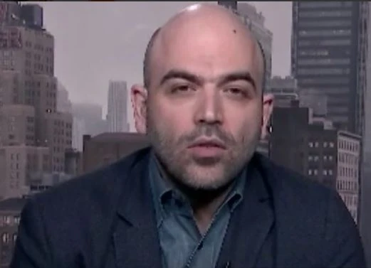 Roberto Saviano, una figura tragica: "Che pena". Bastona Salvini e CasaPound, la polizia risponde e lo umilia