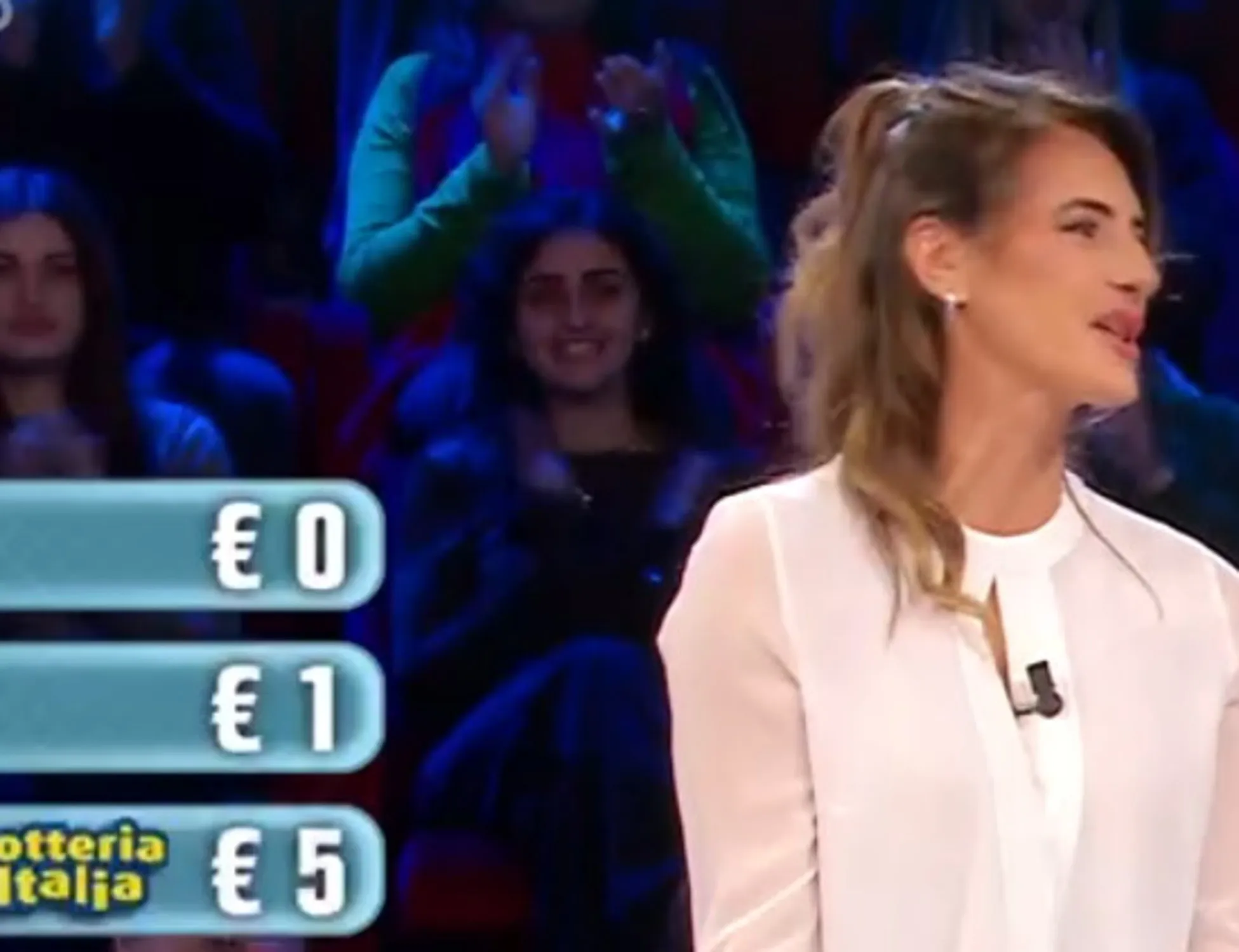 Affari Tuoi, pioggia di insulti contro la fidanzata di Giancarlo: "Imbavagliatela"