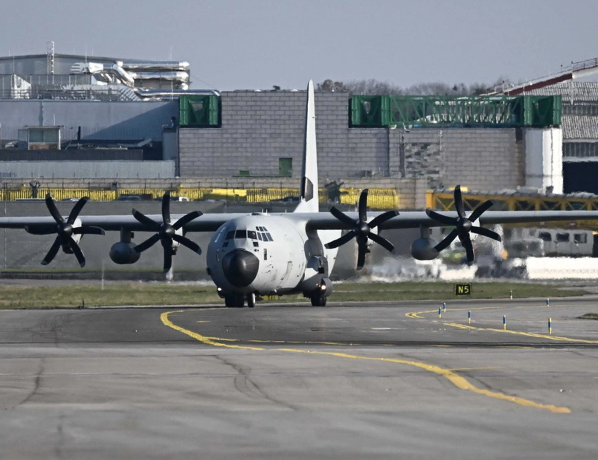 Crans-Montana, atterrato a Linate aereo con 5 delle 6 vittime italiane