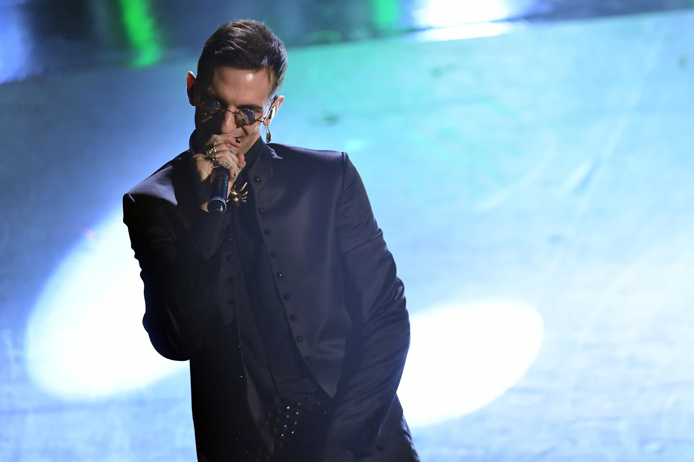 Sanremo 2019, Achille Lauro risponde a Striscia la Notizia: "Droga? Ecco di cosa parla Rolls Royce?"