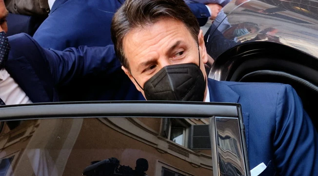 Giuseppe Conte: "Ecco perché continuo a pagare Beppe Grillo"