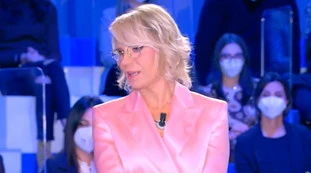 Maria De Filippi "gesto nobile" per la collaboratrice: la busta che la spiazza
