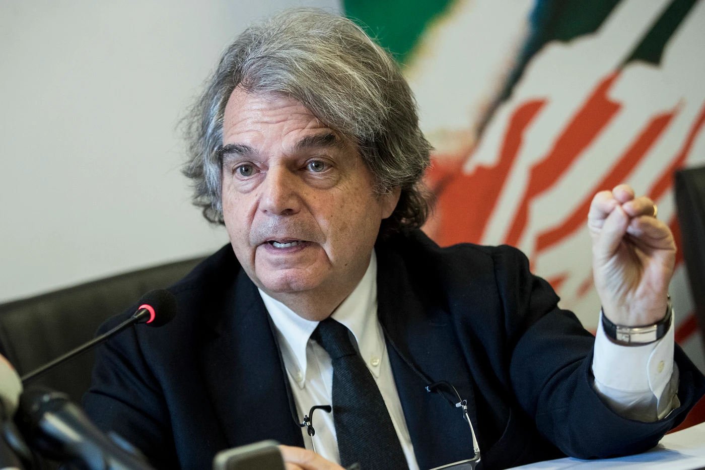 Renato Brunetta tifa sciagura? Chiede la resa a Juncker e agita lo spettro della Troika