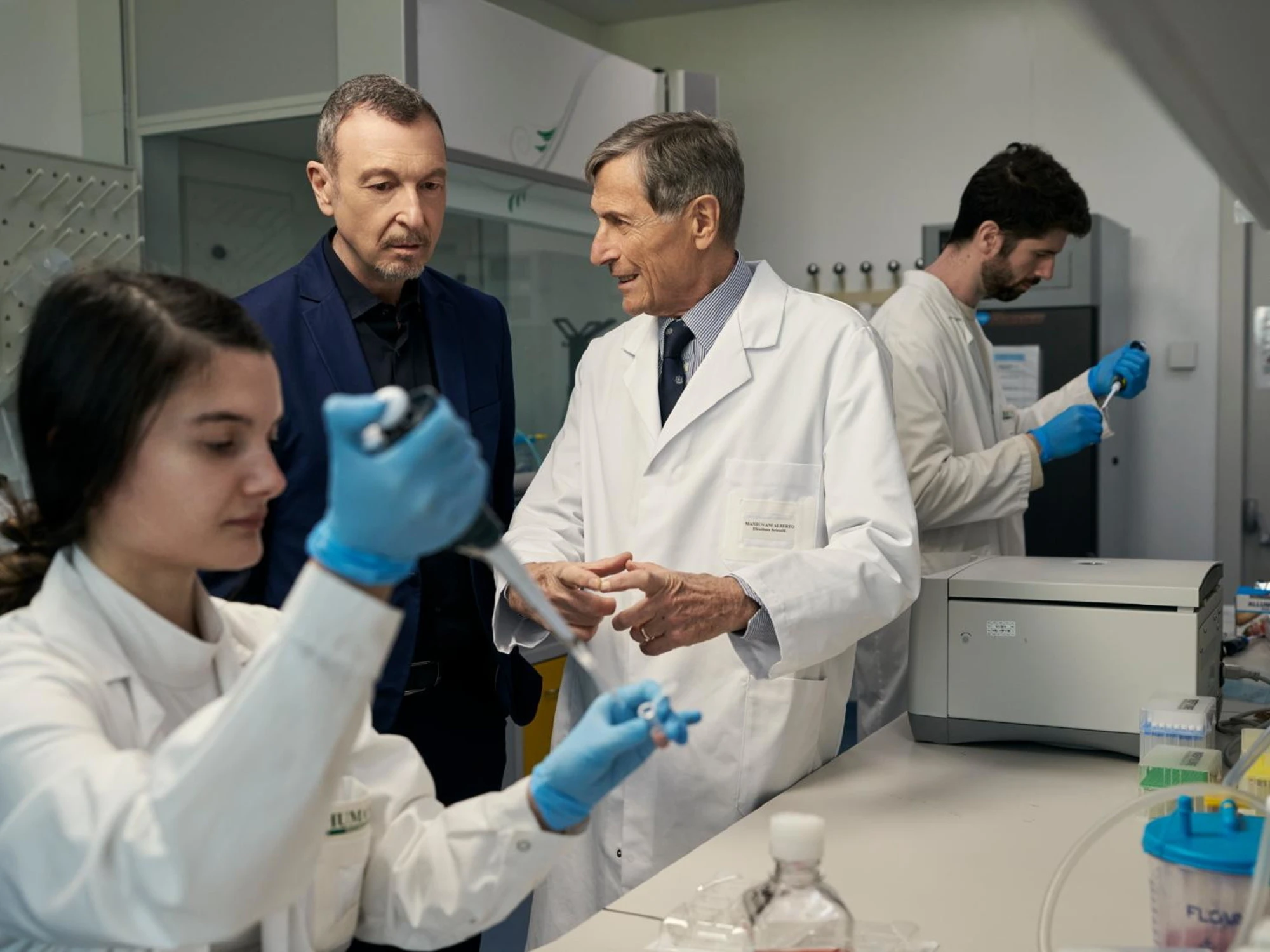 UNA PASSEGGIATA TRA SCIENZA E FUTURO: AMADEUS E GIOVANNA CIVITILLO PER FONDAZIONE HUMANITAS PER LA RICERCA. CONTINUITÀ, METODO E LAVORO DI SQUADRA. LA RICERCA RACCONTATA DA ALBERTO MANTOVANI E MICHELA MATTEOLI E IL RUOLO DEL CONTRIBUTO INDIVIDUALE