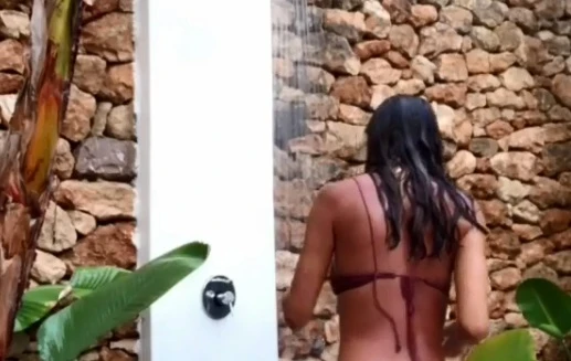 Belen Rodriguez, nervi a fior di pelle: il fan la insulta per la doccia sensuale, lei lo massacra