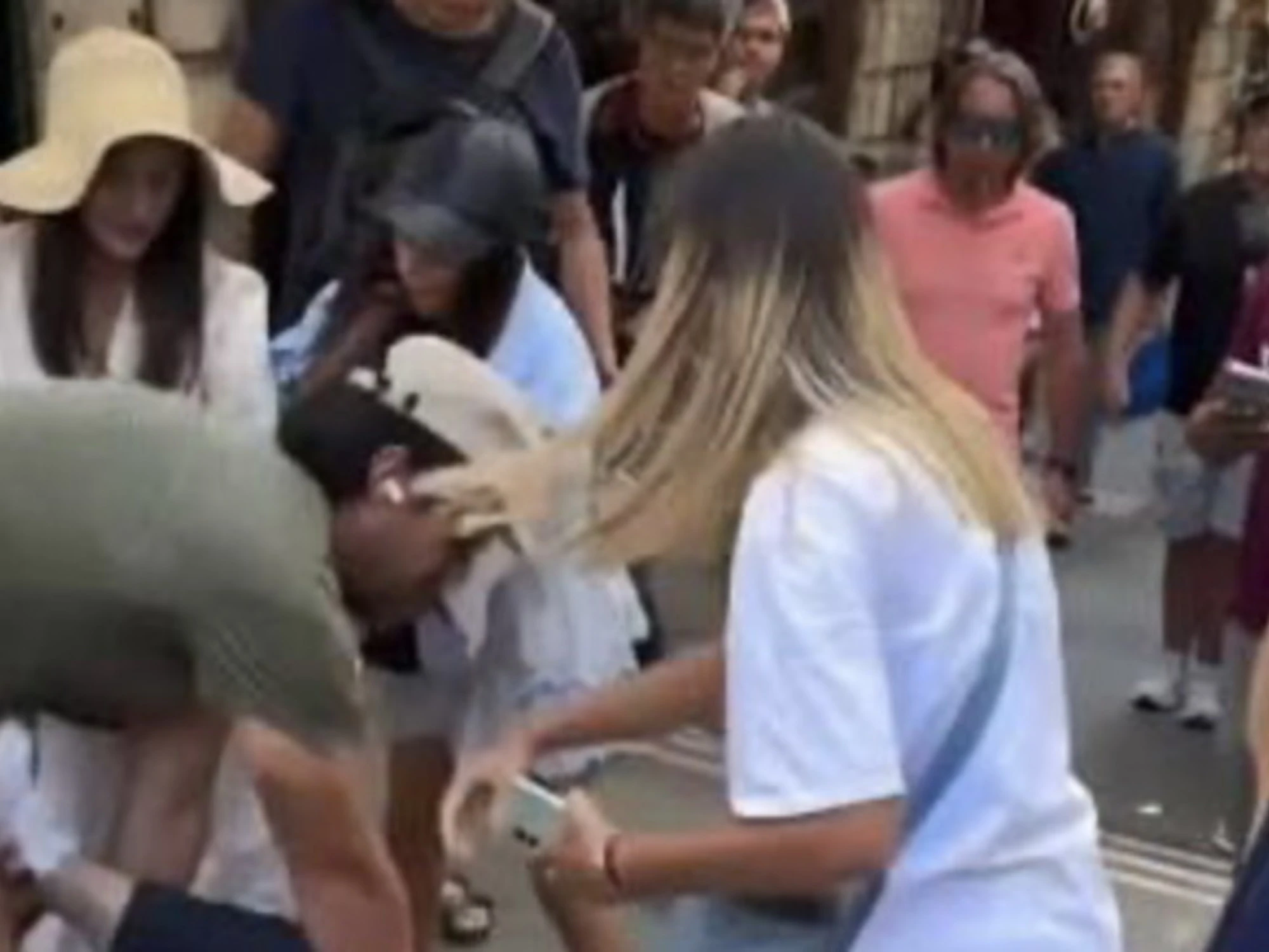 Venezia, prova a scippare un turista: finisce malissimo, linciato