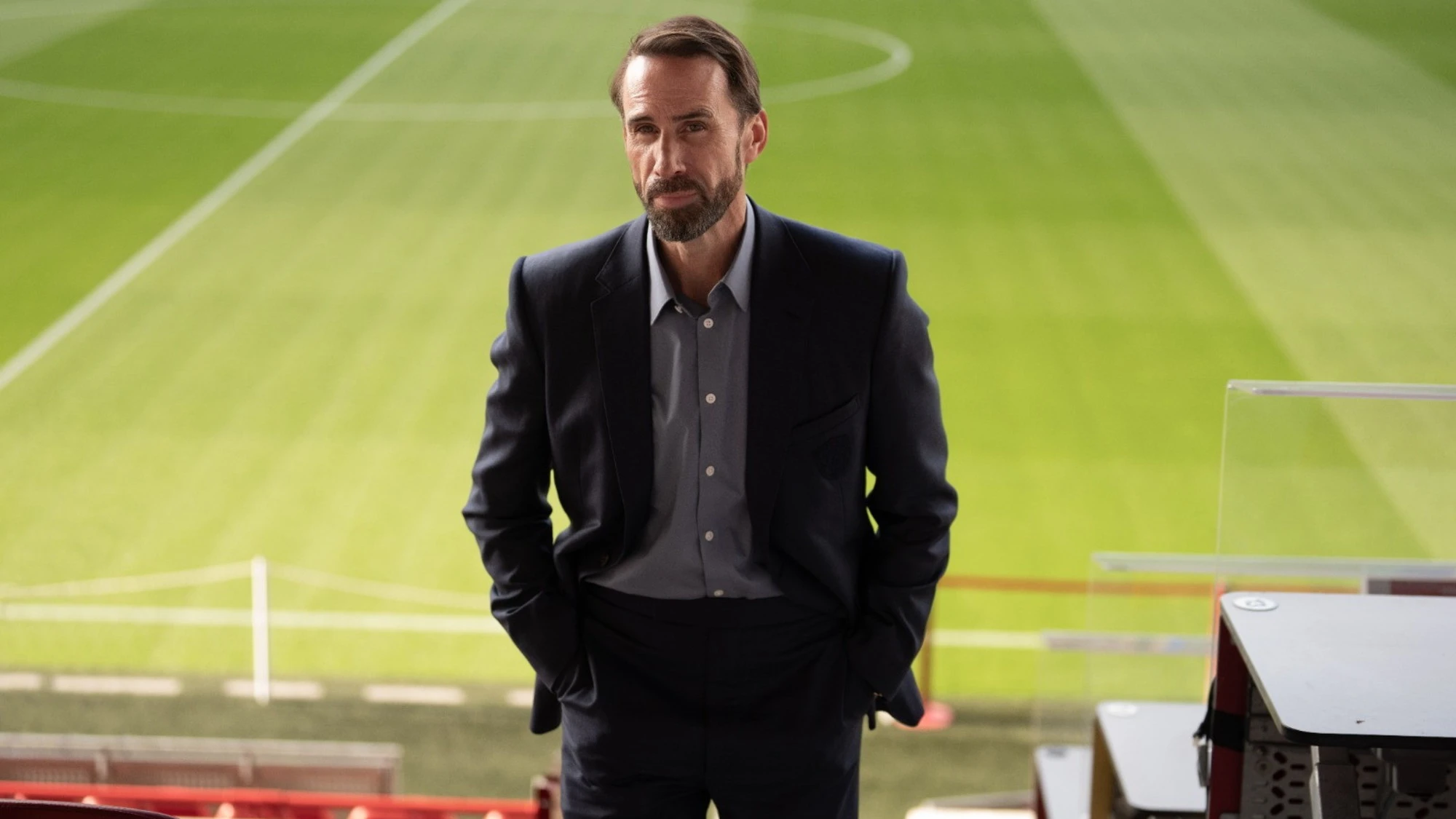 IN ANTEPRIMA ESCLUSIVA SU TIMVISION PLAY ARRIVA ‘DEAR ENGLAND’ CON JOSEPH FIENNES