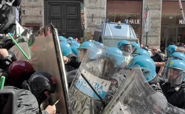 Violenti contro la polizia, la sinistra: "Anche Gandhi in galera"