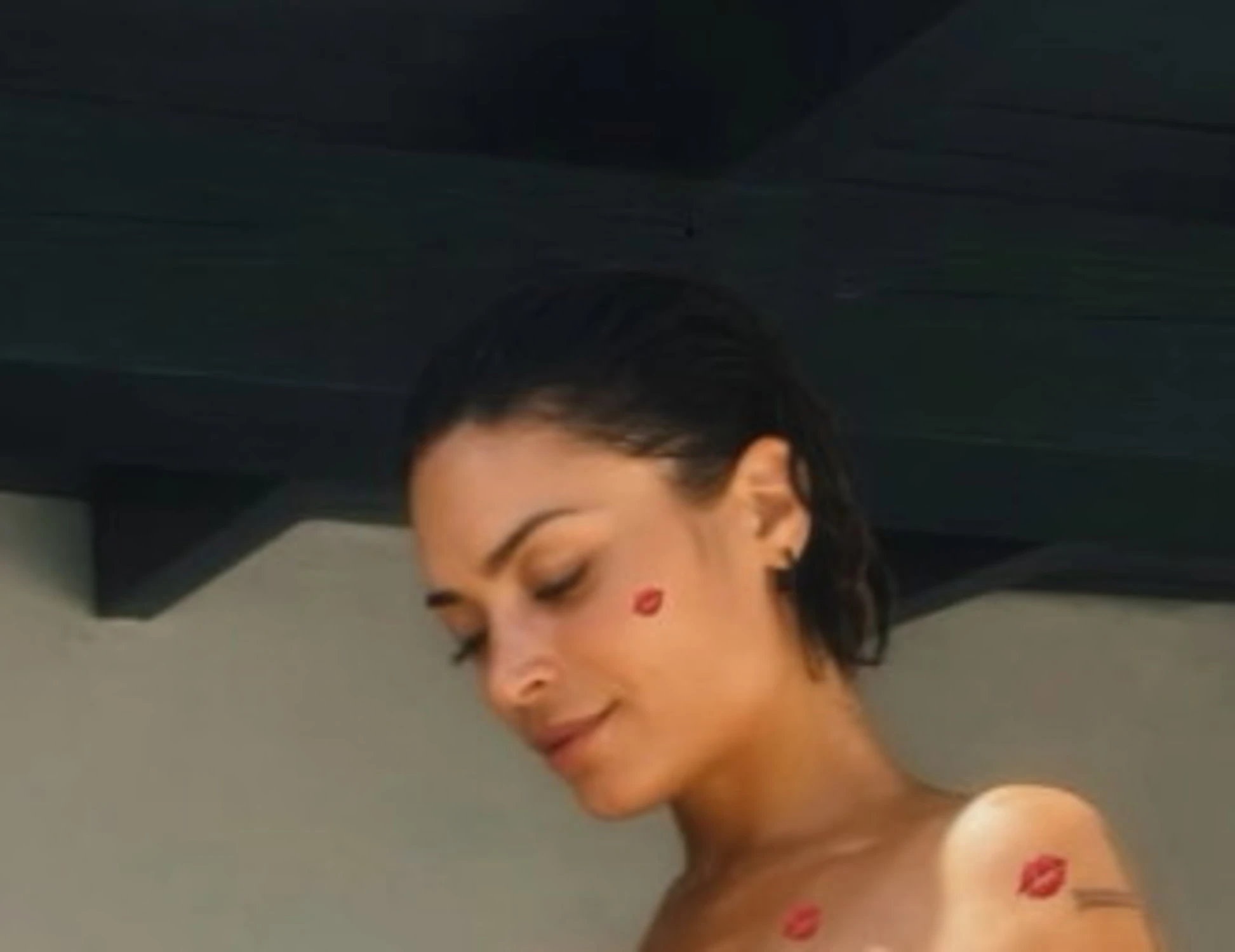 Elodie fa impazzire gli italiani: topless integrale (e gira una voce molto maliziosa)