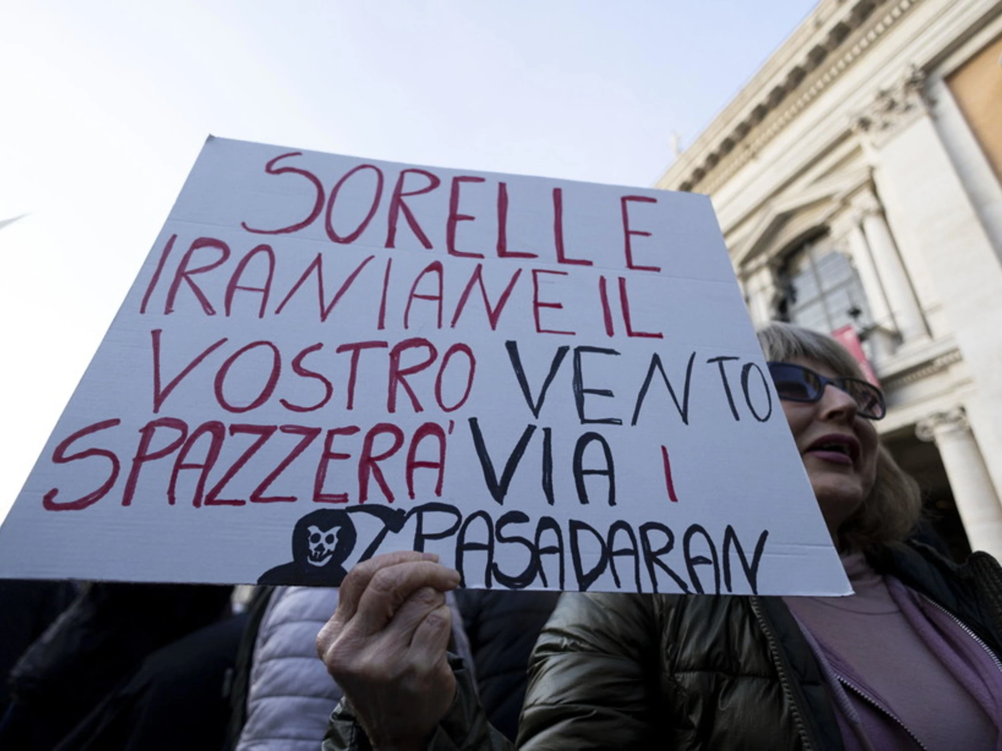 Roma, il corteo della sinistra per l'Iran finisce male: "Vergogna"